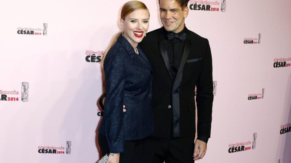 Scarlett a její snoubenec Romain Dauriac na festivalu Cesar Film Awards 2014